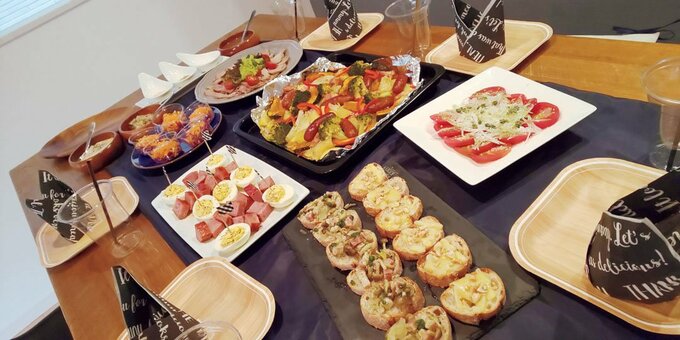 ミートローフやサラダなどのパーティメニュー