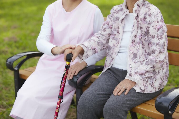 介護をする女性