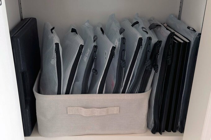 こまごましたものは100均のケースにざっくり収納