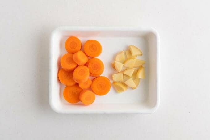 カットしたニンジンとショウガ