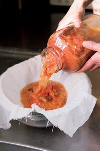 発酵を終えた柿酢は、さらしでこします。