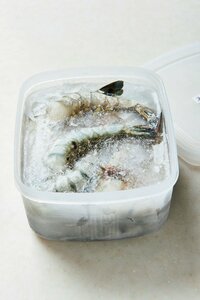 エビは水につけて冷凍して乾燥防止