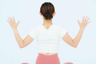 3分でできる「老け見え回避」ストレッチ。肩甲骨の動きがよくなる