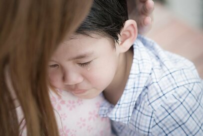 ペットが吠えて驚いた通行人が転んでケガ、保険は出る？個人賠償責任保険とは？