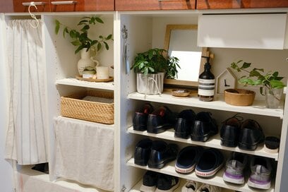 いつも「玄関がきれいな家」の工夫4つ。ドアと同色の棚を置いてすっきり見える