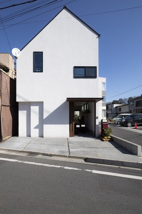 白い壁に切り妻屋根の家