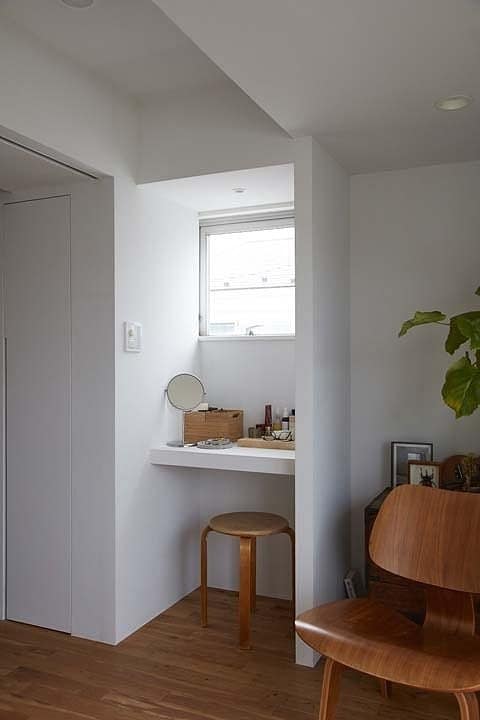 寝室に設けた化粧コーナー