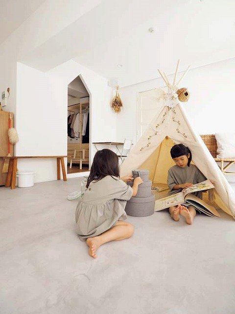 ソファを置かず広々としたリビングでくつろぐ子どもたち