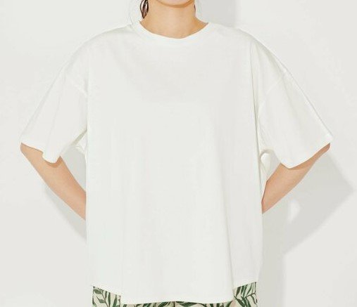 Tシャツを着た女性