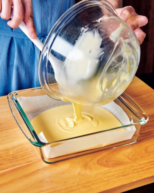 ボウルに生地を流しいれているところ