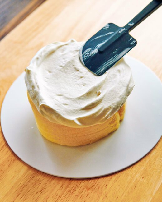 スポンジの上に生クリームを塗っているところ