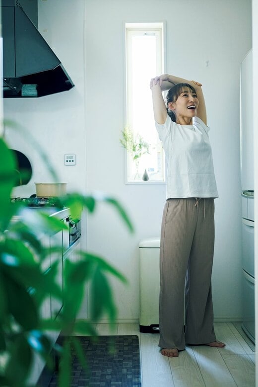 両腕を組んで肩甲骨をほぐす様子