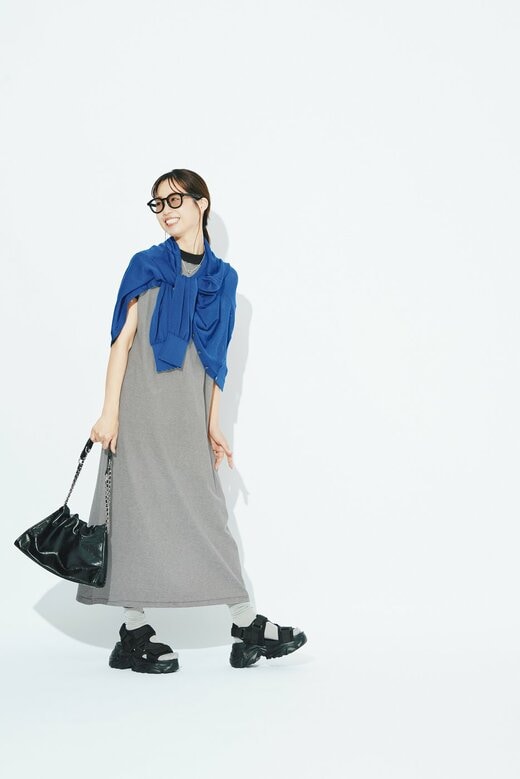 ワンピースにカーディガンを羽織った女性