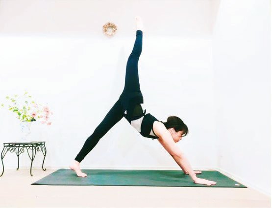 ヨガポーズ片足上