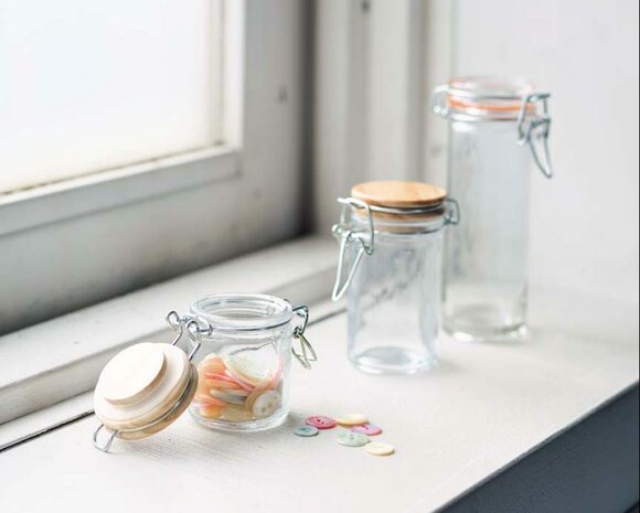 デザイン豊富な小ビンは窓辺などで見せる収納に