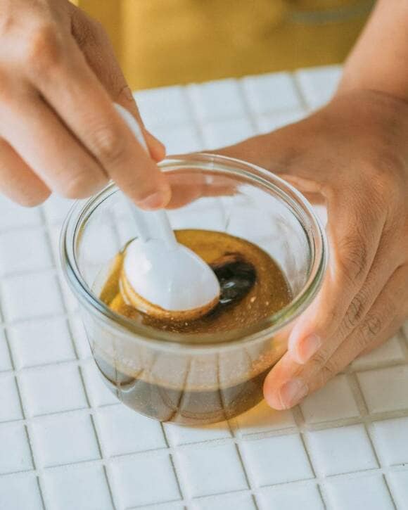 オイルとだしを混ぜる