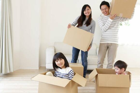 段ボールで遊ぶ様子