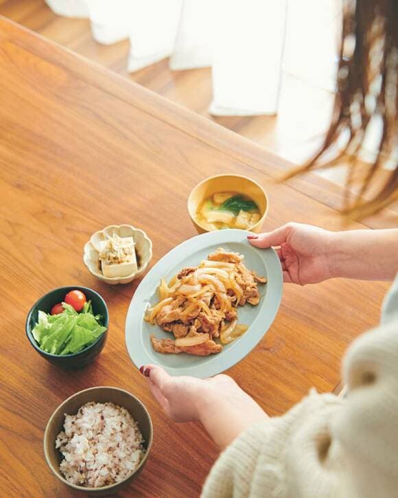 テーブルに食事の用意