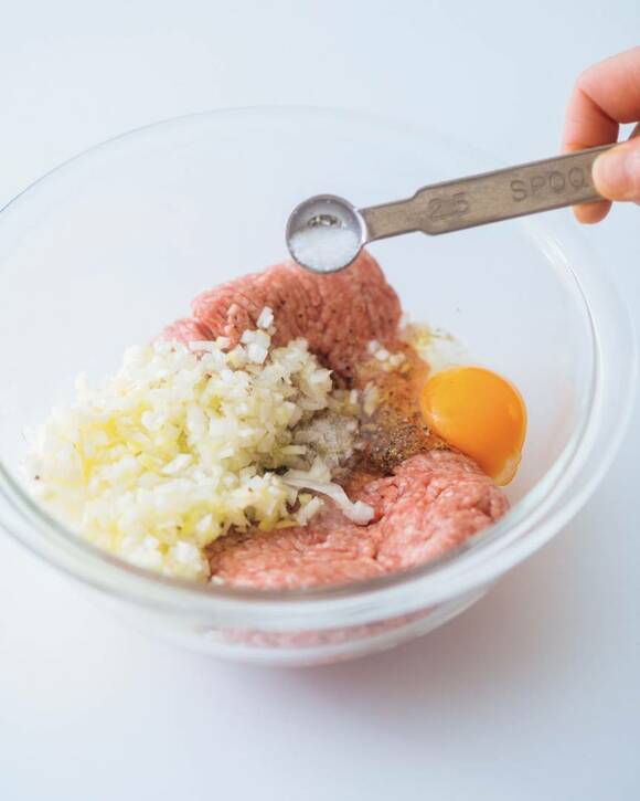 ボウルに肉ダネ