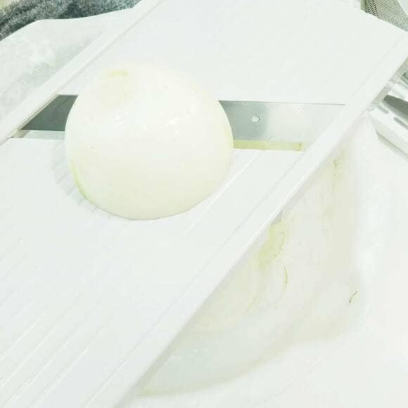 スライサーの上にタマネギ