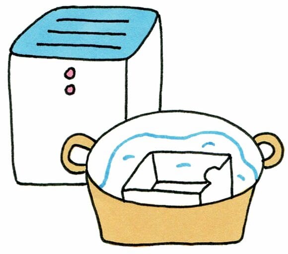 タンクは水アカがたまりがち。フチのカビもしっかり取る