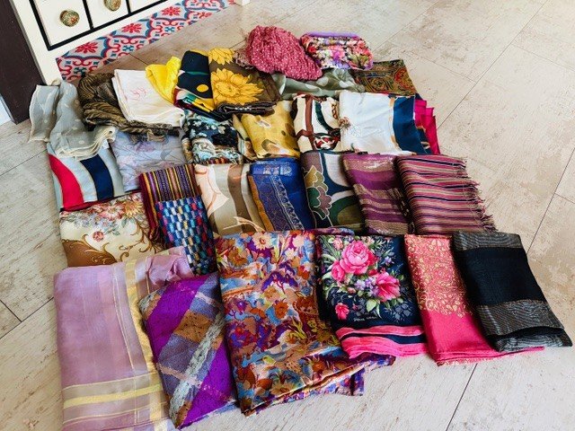 大量にあるスカーフ