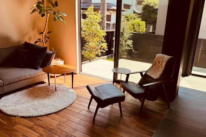 LDKとつながるフラットタイルデッキ