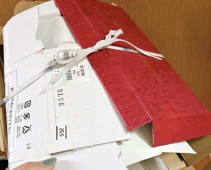 写真：先日も靴のあき箱を処分。まだこんなに。靴も2足捨てました