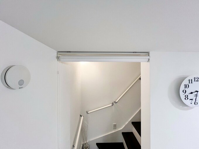 階段の入り口に取りつけたロールスクリーン