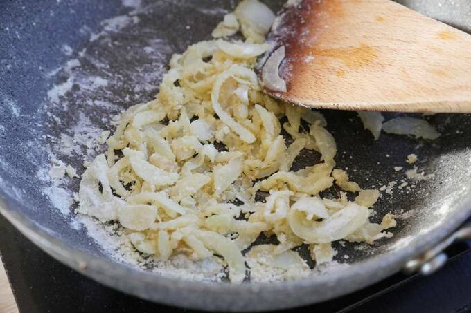 タマネギを炒める