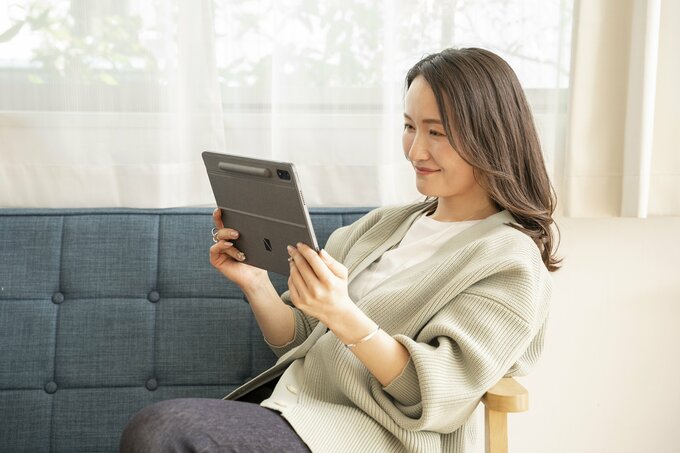 タブレットを見る女性