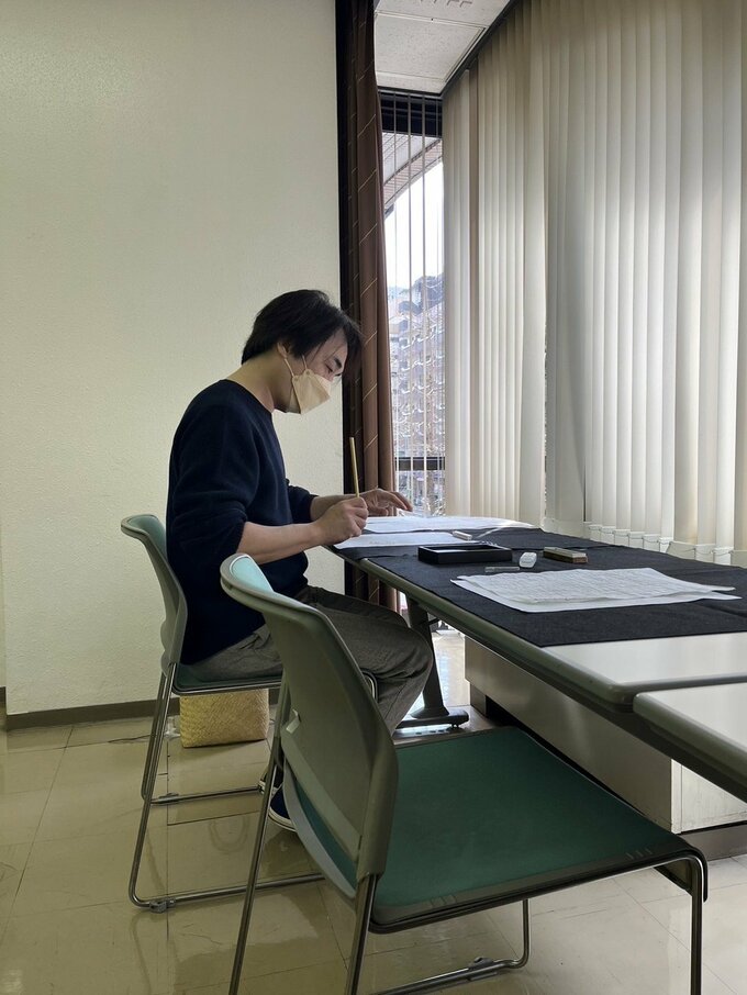 書道中の関さん