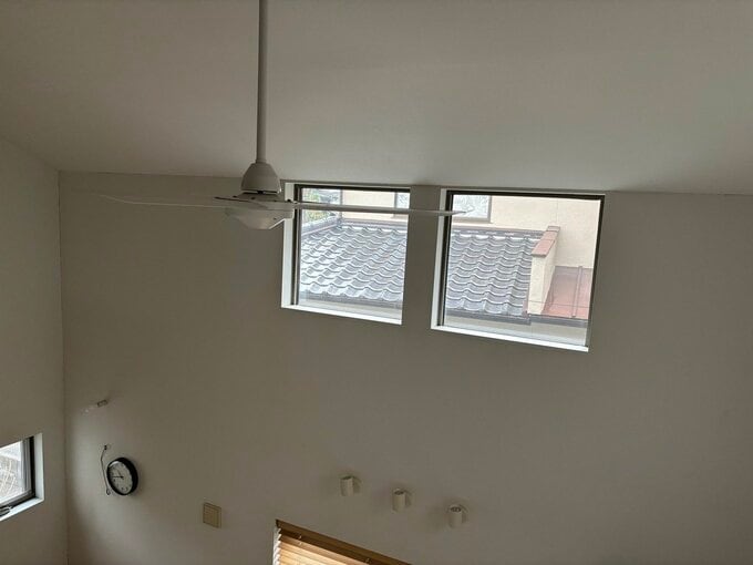 吹き抜けとFIX窓