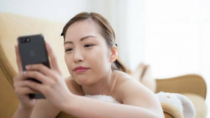 スマホを操作する女性