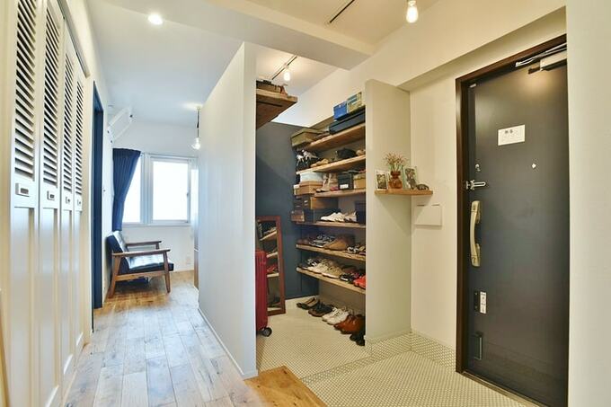 玄関から奥のフリースペースまでを見通したころ