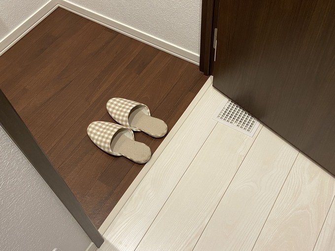 トイレの床のみ茶色に