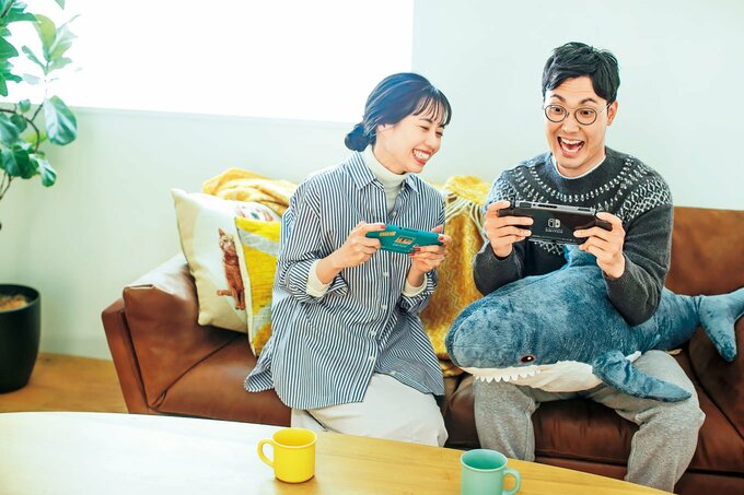 ゲームで対戦する夫婦