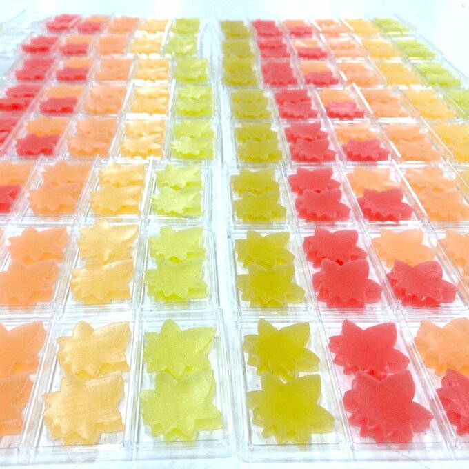 鶴屋吉信の「紅葉　琥珀糖」