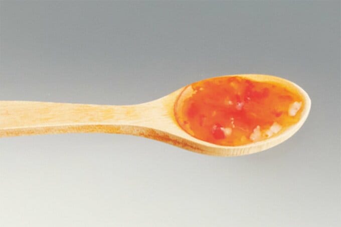 スプーンにのったスイートチリソース