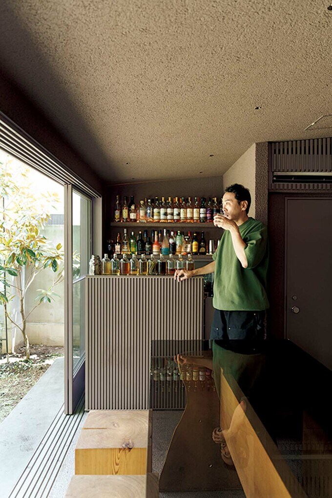 バーでくつろぐアンガールズ田中さん