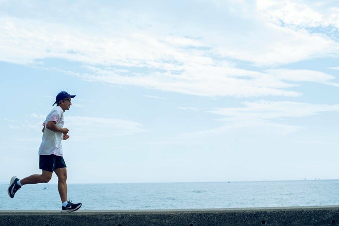 海辺を走る人