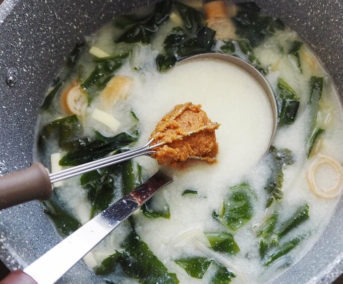 味噌マドラーで溶く