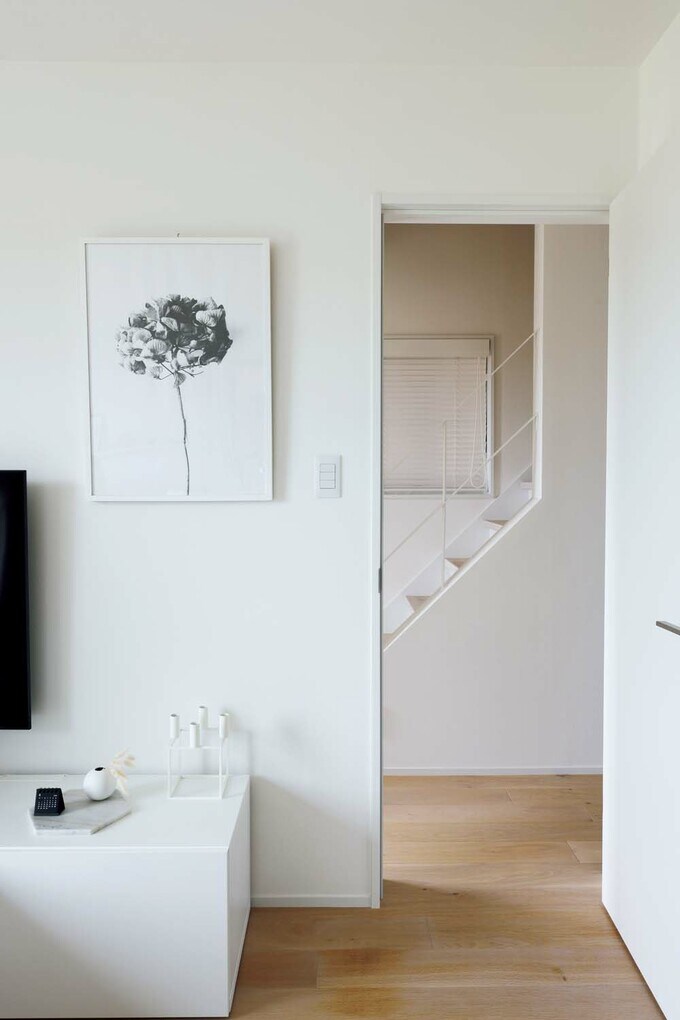 リビングから廊下と階段を見る