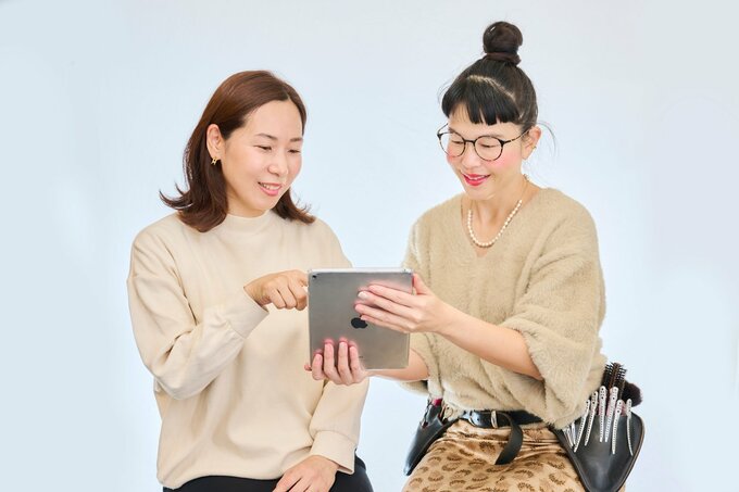 カウンセリング中の美容師と客