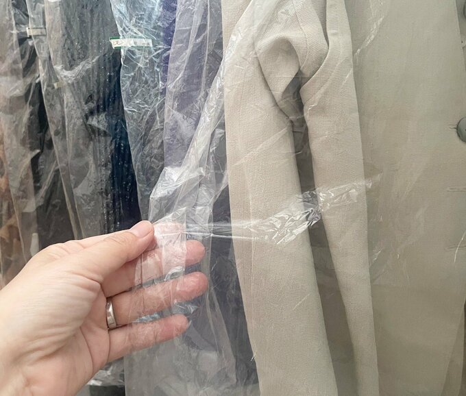 ビニールをかぶせた洋服