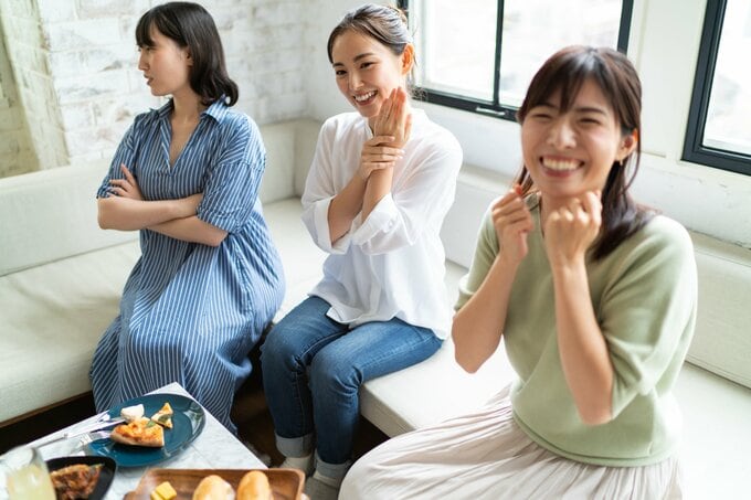 パーティをする女性3人