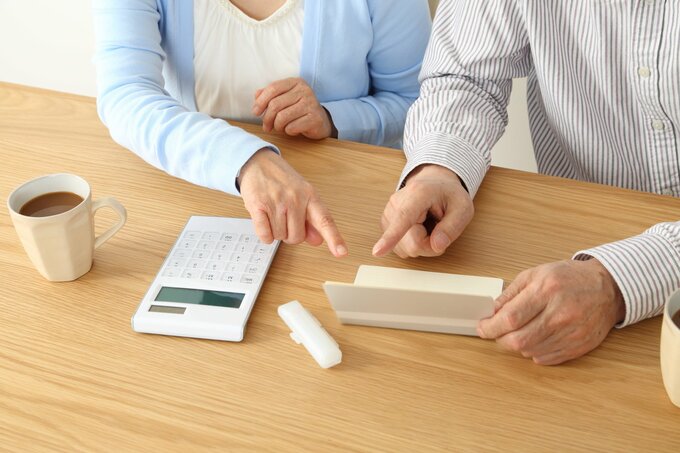 計算する夫婦