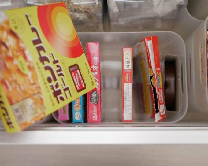 ボックスにボンカレーを入れる様子