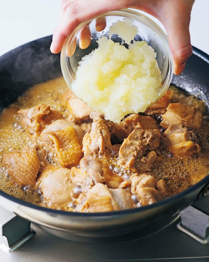 フライパンにすりおろしたタマネギを入れているところ