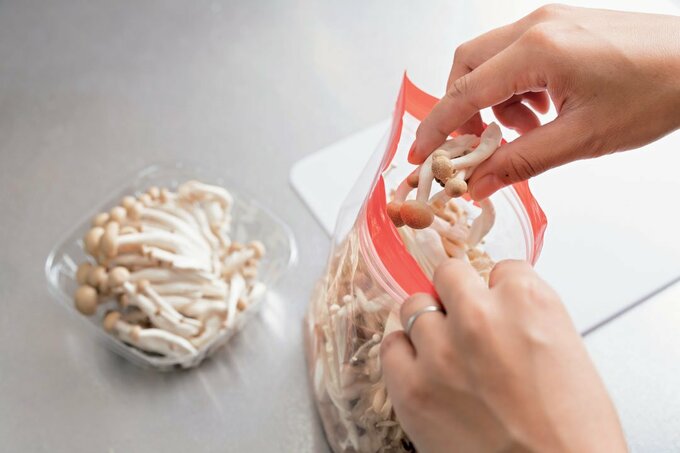 ポリ袋にシメジを入れる様子